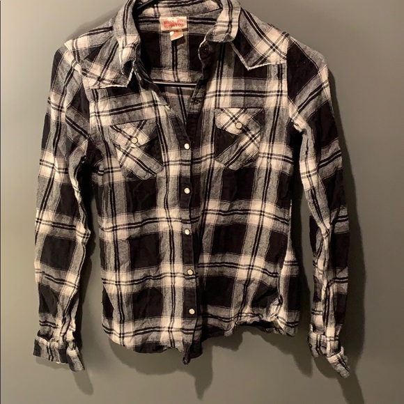 Tops - Black and white snap flannel
